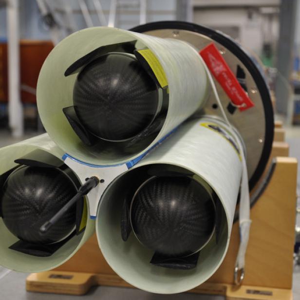 Drei Kohlefaser-Kugeln befinden sich in zylindrischen Halterungen.