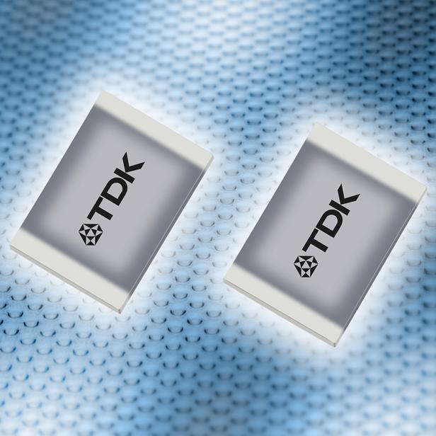 Zwei TDK-Komponenten liegen auf einer strukturierten blauen Oberfläche.