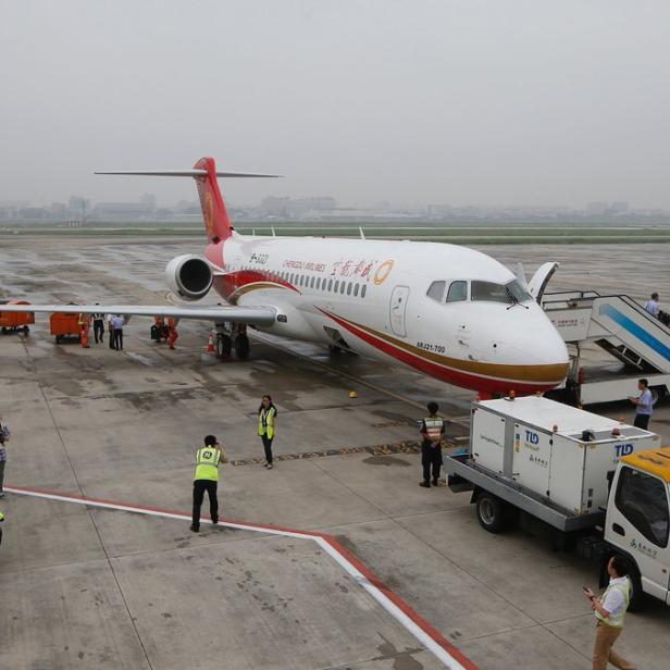 Ein Flugzeug der Chengdu Airlines wird auf dem Rollfeld abgefertigt.