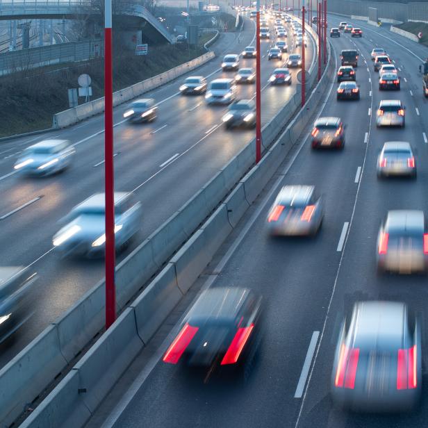 ++ THEMENBILD ++ VERKEHR/ STRASSENVERKEHR/AUTO/AUTOBAHN/STAU/MAUT