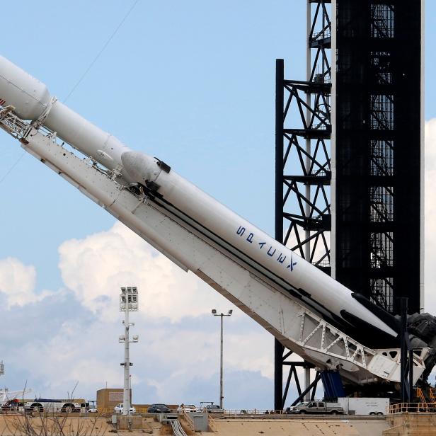 Eine SpaceX Falcon Heavy Rakete mit dem Kommunikationssatelliten Arabsat 6A wird in eine vertikale Position gebracht, um später am Tag im Kennedy Space Center in Cape Canaveral gestartet zu werden.