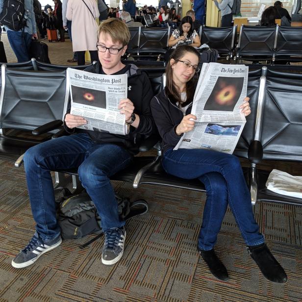 Andrew Chael und die attackierte Forscherkollegin Katie Bouman