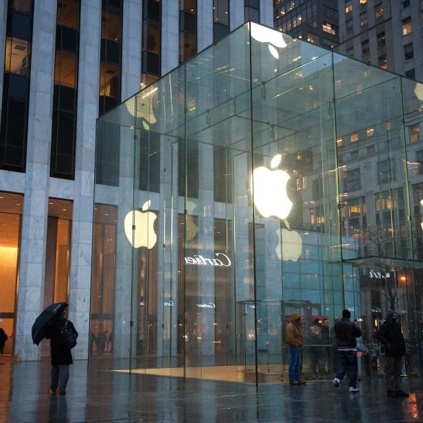 US-SUPPORTERS-RALLY-AT-APPLE-STORES-AGAINST-GOVERNMENT-INTERFERE