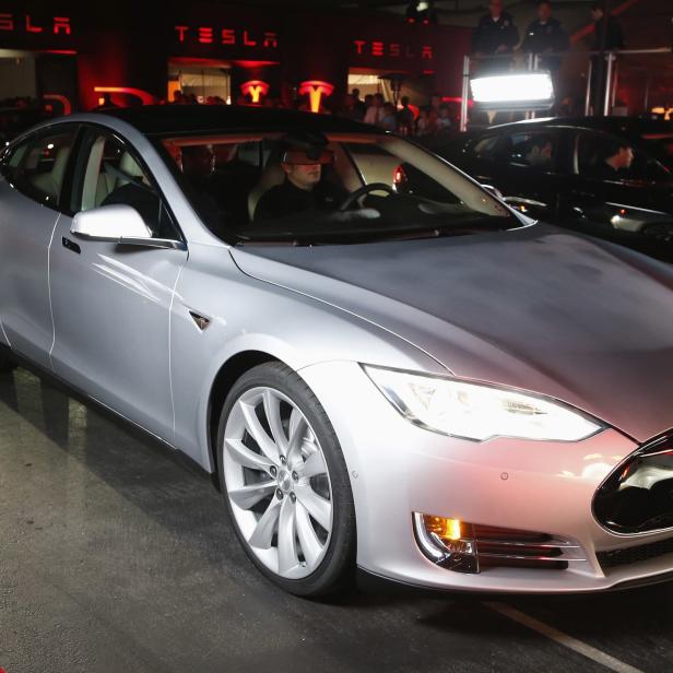 Model D: Tesla motzt Model S auf.