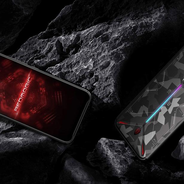 Zwei Redmagic Gaming-Smartphones liegen auf dunklem, strukturiertem Untergrund.
