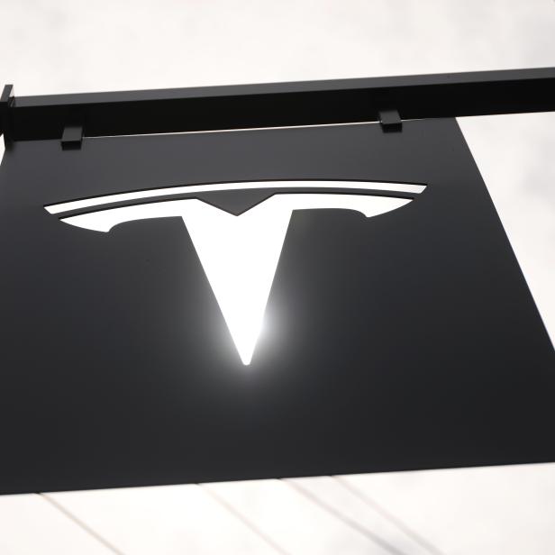 US-TESLA-POSTS-LARGE-QUARTERLY-LOSS