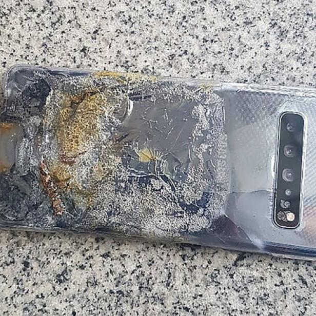 Das verbrannte Samsung Galaxy S10 5G Smartphone eines Südkoreaners