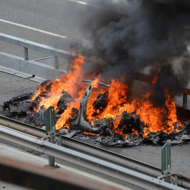 Ein brennender Tesla bei einem Unfall im Jahr 2018. (Symbolbild)