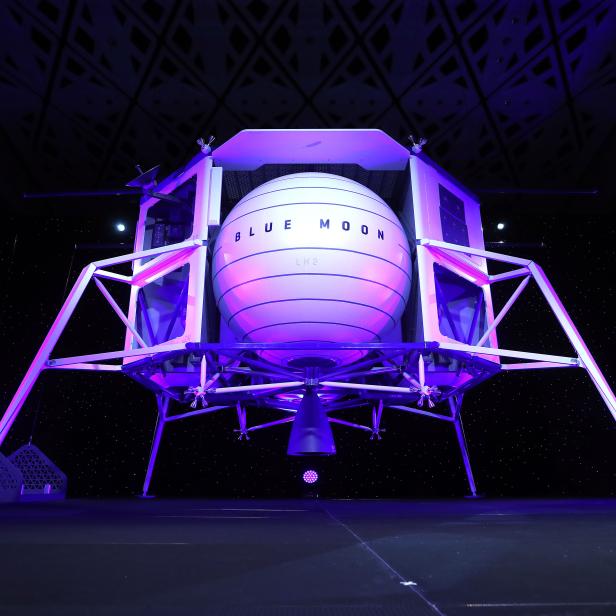 Das „Blue Moon“-Landemodul von Blue Origin steht auf einer Bühne.