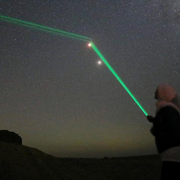 Ein grüner Laserstrahl blendete einen Piloten beim Landeanflug (Symbolbild)