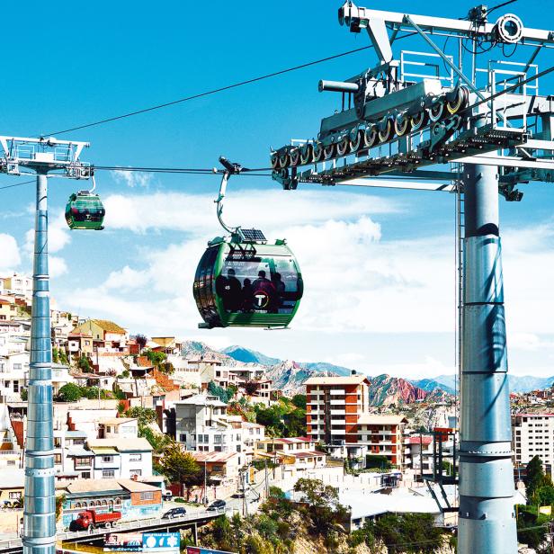 Eine der drei Seilbahn-Linien von &quot;Mi Teleferico&quot; in La Paz, errichtet von Doppelmayr