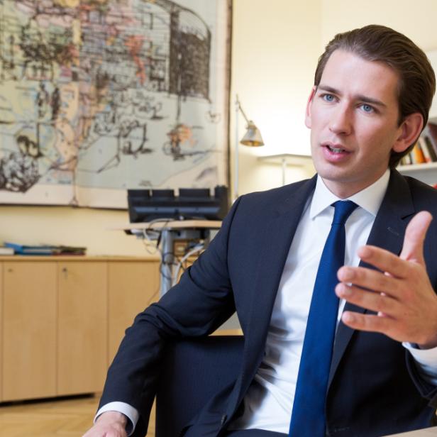 Sebastian Kurz gestikuliert in einem Gespräch in seinem Büro.