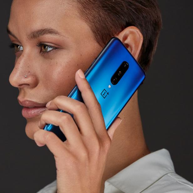Eine Frau telefoniert mit einem blauen OnePlus-Smartphone.