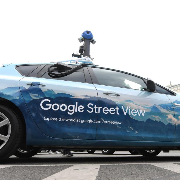 Ein Google Street View Auto steht auf einer Straße.