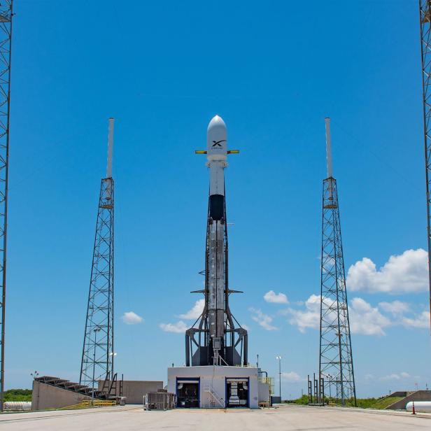 Eine SpaceX-Rakete steht auf einer Startrampe in den USA bereit für den Start eines Satelliten ins All.