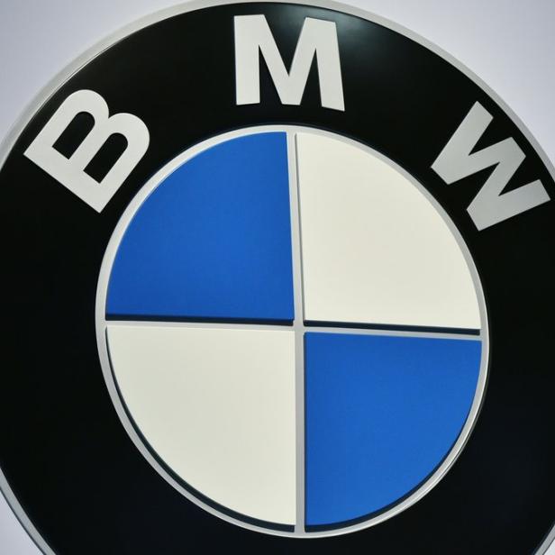 Das Logo von BMW mit den Buchstaben und dem blau-weißen Kreis.