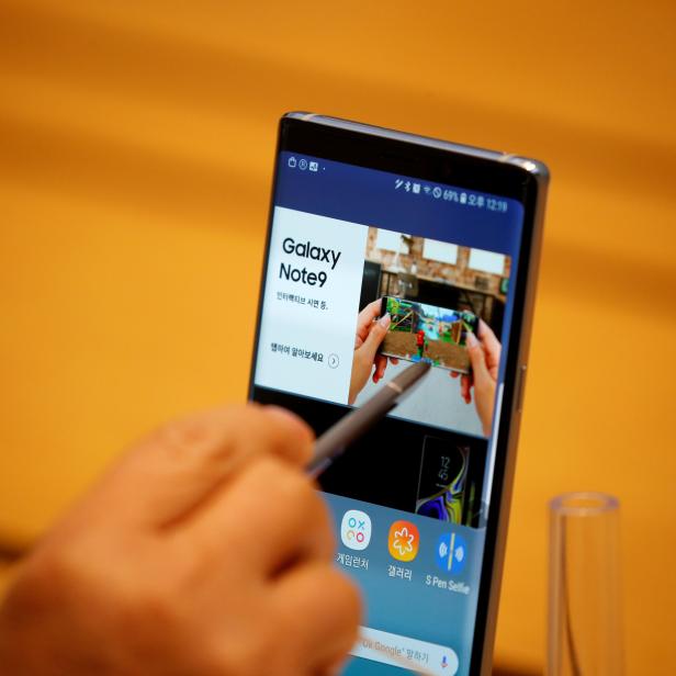 A man tries out a Samsung Electronics' Galaxy Note 9 at its store in Seoul