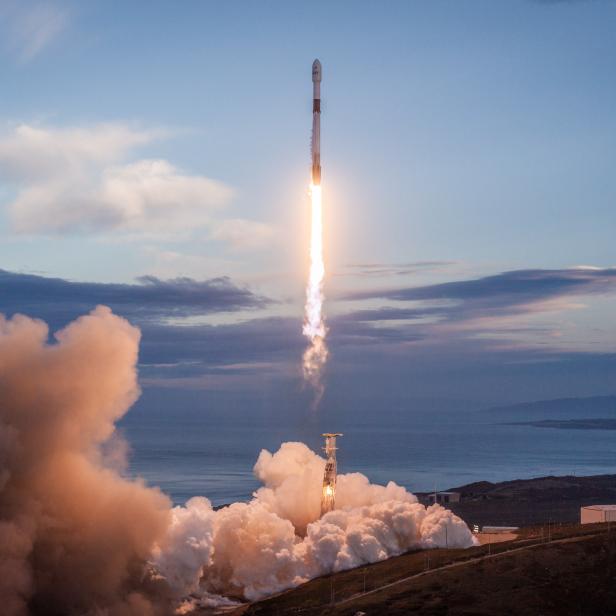 Eine Rakete startet mit einer Wolke aus Rauch und Feuer in den Himmel.