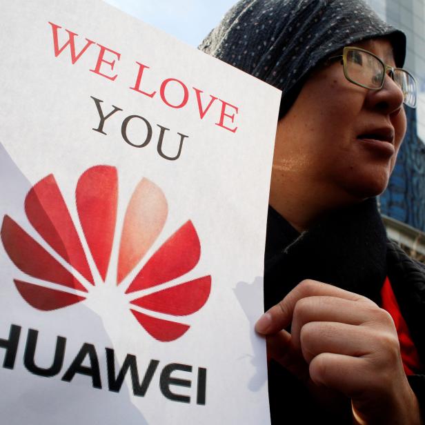 FILE PHOTO: Lisa Duan, a visitor from China, holds a sign in support of Huawei outside of the B.C. Supreme Court bail hearing of Huawei CFO Meng Wanzhou, who is being held on an extradition warrant in Vancouver