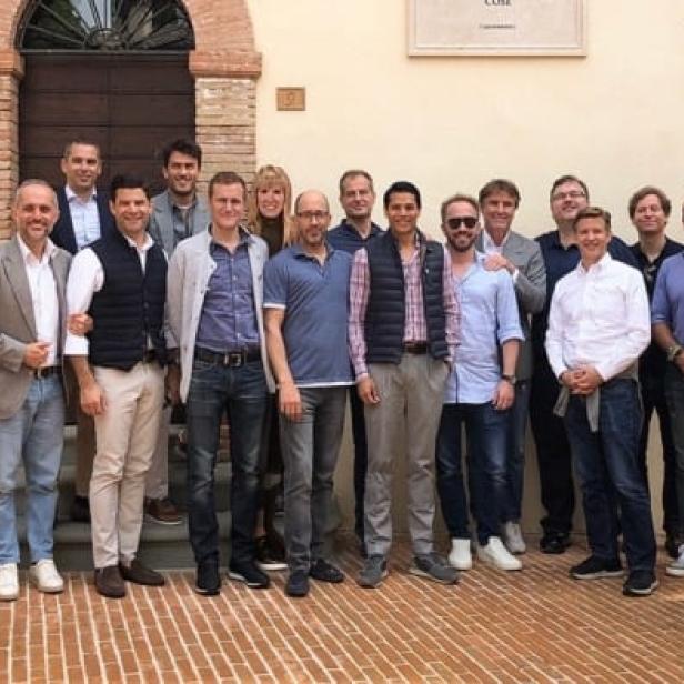 Das per Photoshop mit Damen bereicherte Gruppenbild von Brunello Cucinellis Silicon-Valley-Veranstaltung in Italien