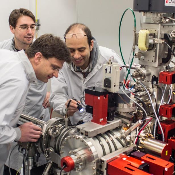 Arno Schintlmeister, David Berry und Michael Wagner beim NanoSIMS-Gerät der Universität Wien