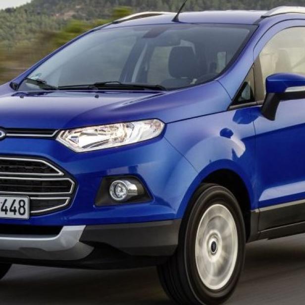 Ein blauer Ford EcoSport fährt auf einer Landstraße.