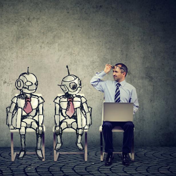 Symbolbild: Mann mit Robotern