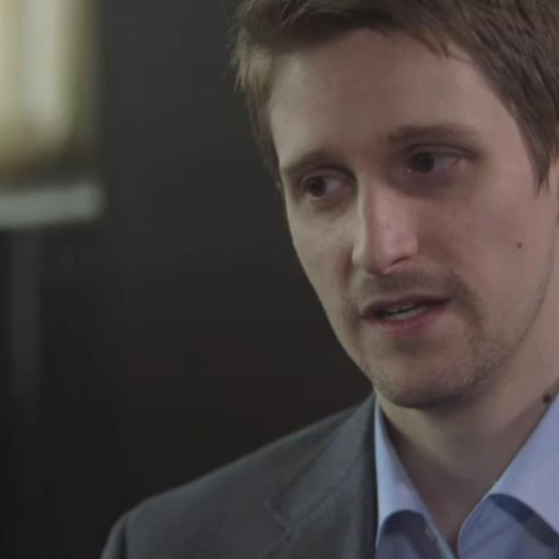 Ein Porträt von Edward Snowden.