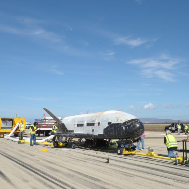 Die X-37B am Rollfeld der Air Force