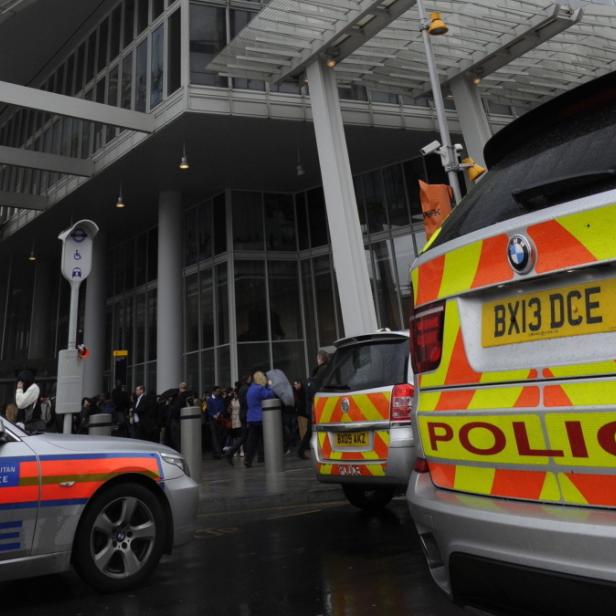 Mehrere Polizeiautos stehen vor dem Gebäude The Shard in London.