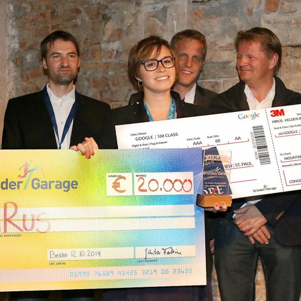 Die Gewinner der Gründer-Garage 2014: „HiRus - Helden im Ruhestand”. Ulrike Schuster stellvertretend für das Team. Mit auf dem Foto, Ralf Bremer, (Google), Thomas Andrae (3M), Dr. Sebastian Sieglerschmidt (Allianz) und Anders-Sundt Jensen (Volkswagen)