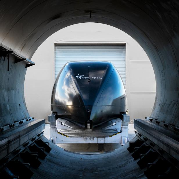 Hyperloop-Pod von Virgin Hyperloop One vor der Einfahrt in die Vakuum-Röhre