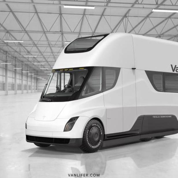 Ein weißer Vanlifer Tesla Semihome Camper steht in einer Lagerhalle.