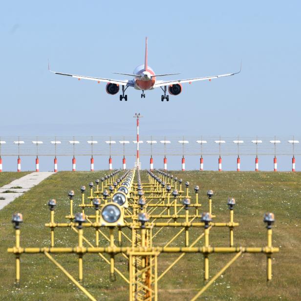 ++ THEMENBILD ++ FLUGHAFEN WIEN-SCHWECHAT