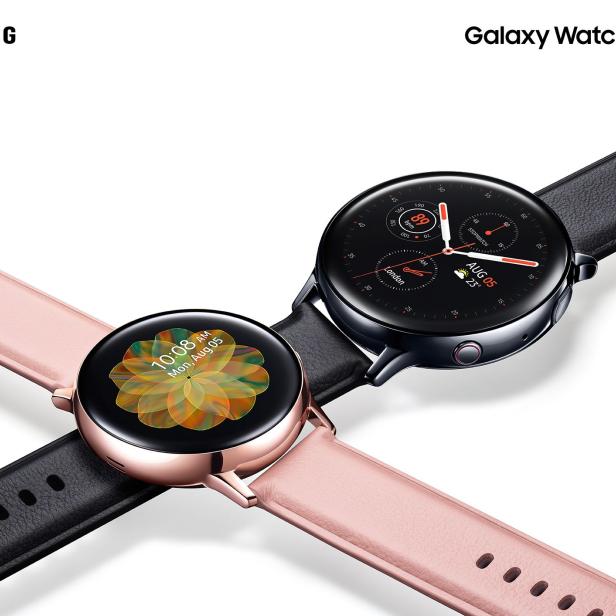 Zwei Samsung Galaxy Watch Active2 Smartwatches mit unterschiedlichen Armbändern werden gezeigt.