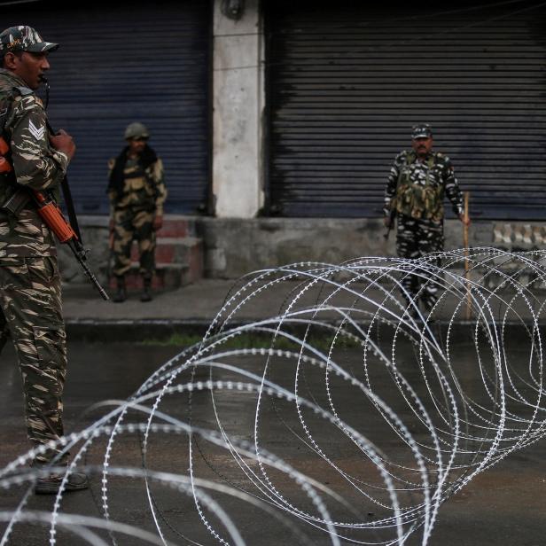 Die indische Regierung riegelt Kashmir ab