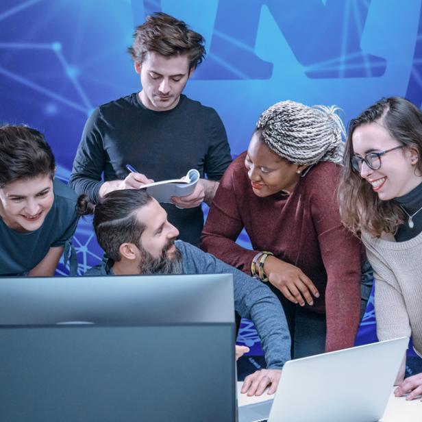 Eine Gruppe von Softwareentwicklern arbeitet gemeinsam an einem Projekt.