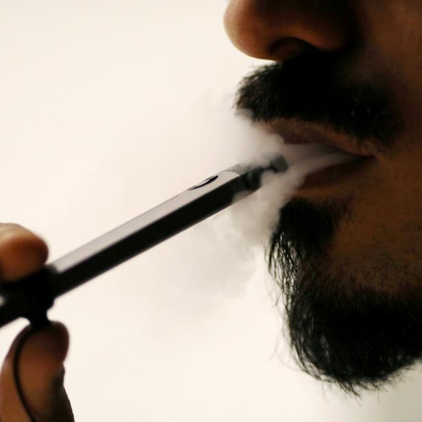 Ali Mansoor, ein Vaping-Enthusiast aus den Emiraten, posiert beim Rauchen einer E-Zigarette in einem Café in Dubai.