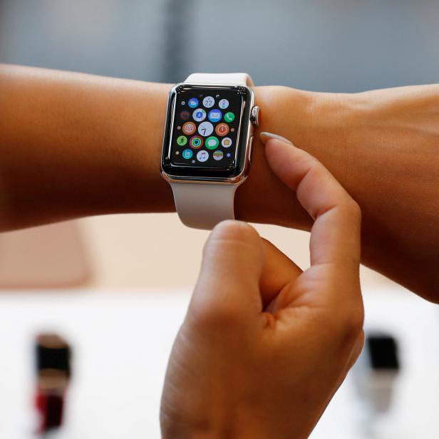 Eine Frau probiert eine neue Apple Watch Series 3 Cellular in einem Apple Store im Tokioter Einkaufsviertel Omotesando aus.