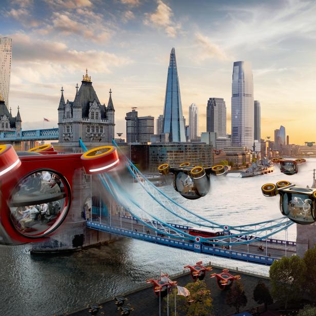 Fliegende Taxis überqueren die Tower Bridge in London.