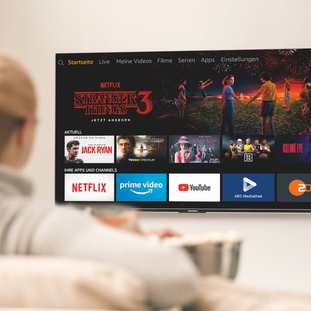 Eine Frau schaut „Stranger Things 3“ auf Netflix auf einem Fernsehgerät.