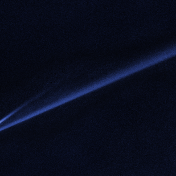 Der Asteroid Gault stößt zwei unterschiedlich lange Staubstreifen aus, was bislang nur bei Kometen üblich ist. Das Bild wurde mit dem Hubble Teleskop aufgezeichnet.