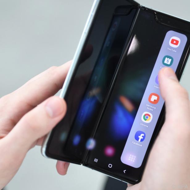 Klappt man das Galaxy Fold auf oder zu, wandern Apps auf das richtige Display