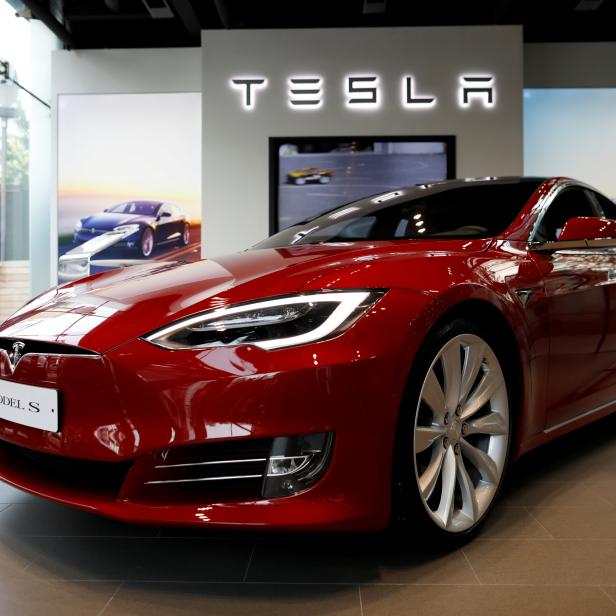 Ein Tesla Model S Elektroauto steht in einem Autohaus in Seoul.