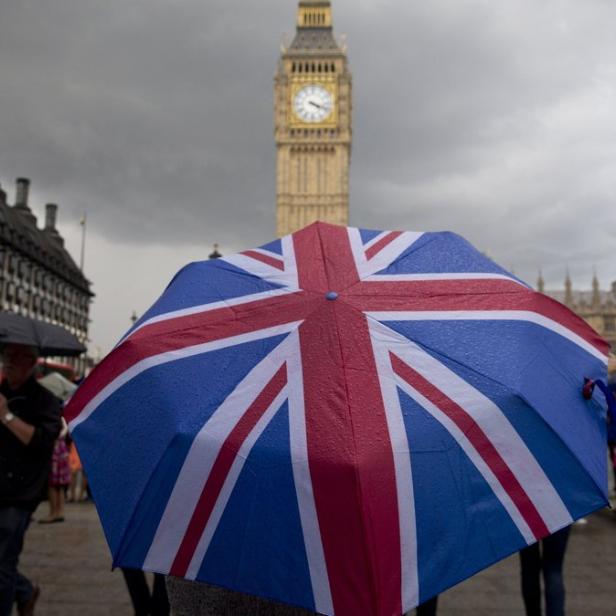 Ein Regenschirm mit der britischen Flagge vor dem Big Ben in London.
