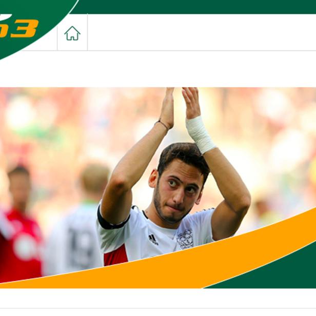 Ein Fußballspieler bedankt sich beim Publikum.