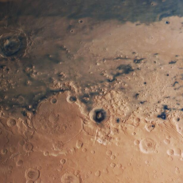 Eine Luftaufnahme der Marslandschaft mit zahlreichen Kratern.