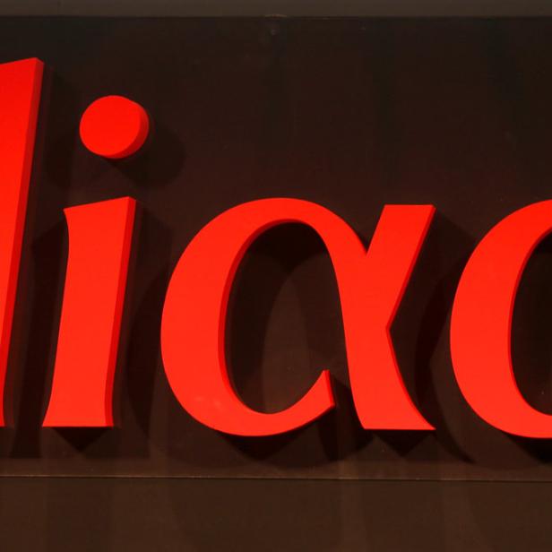 Das rote „iliad“-Logo vor einem dunklen Hintergrund.