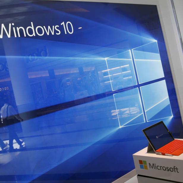 Eine Ausstellung für das Windows 10-Betriebssystem in einem Schaufenster des Microsoft Store in Roosevelt Field.