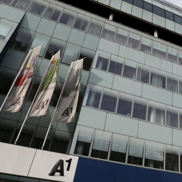 Das A1 Telekom Austria Headquarter in Wien mit Flaggen und dem A1-Logo.